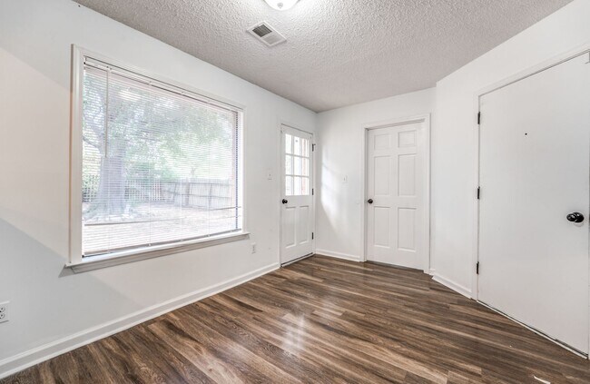 Building Photo - 1320 Fox Trace Dr