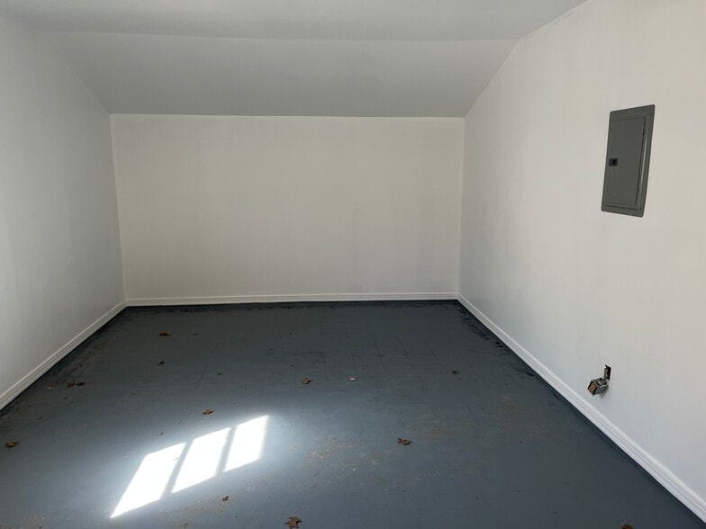 Building Photo - 65 Peacock Ln