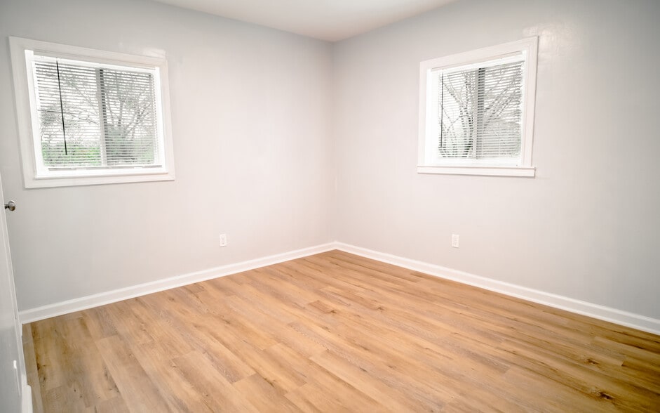 Building Photo - 3825 Crane Dr NE