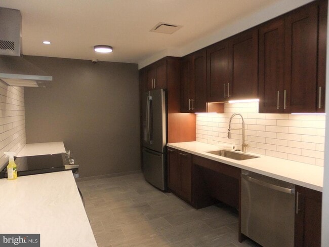 Building Photo - 1650 Oakwood Dr