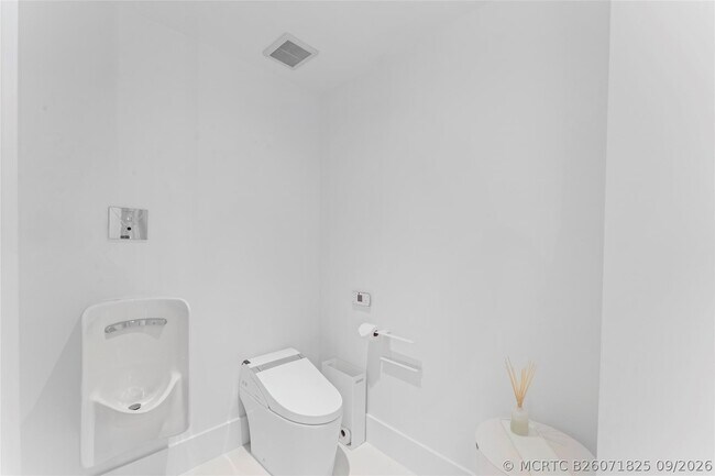 Building Photo - 5959 Collins Ave