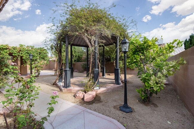 Building Photo - NW single story with four bedrooms and large backyard