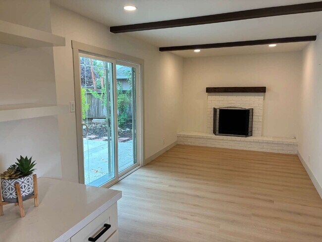 Building Photo - 946 Notre Dame Ave