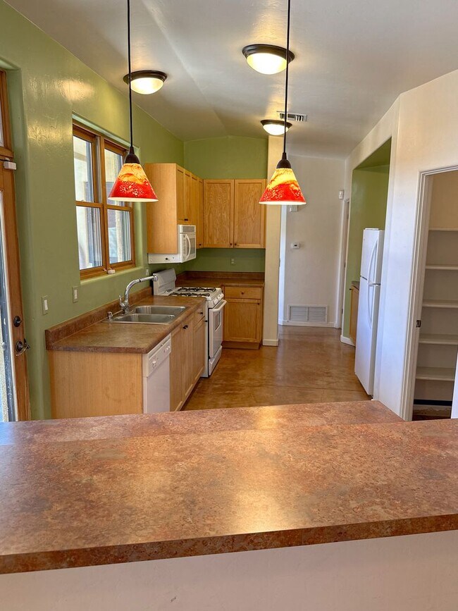 Building Photo - 3 bedroom 2 bath - close to Downtown