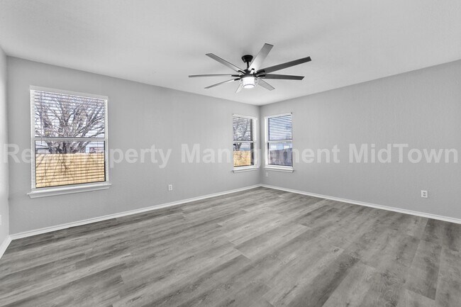 Building Photo - 2205 Bolivar Dr