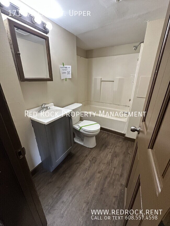 Building Photo - 171 1/2 Linn St. Upper-