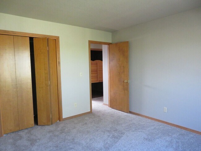 Building Photo - Huge Tri-Level Duplex