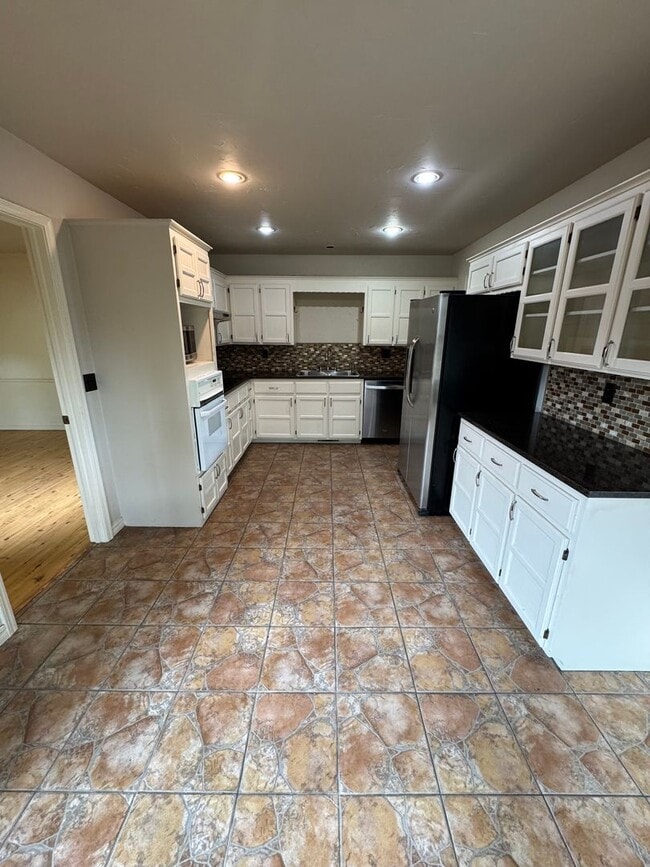 Building Photo - 3 Bedroom 2.5 Bath total 2,448 Square feet