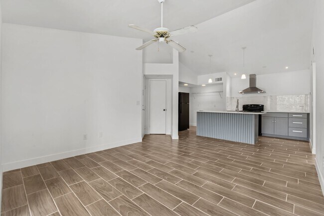 Building Photo - VENETIAN PLACE - 2nd floor • 1 BR 1 Bath -...