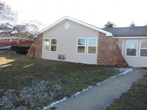 Building Photo - 230 SE 121st Rd