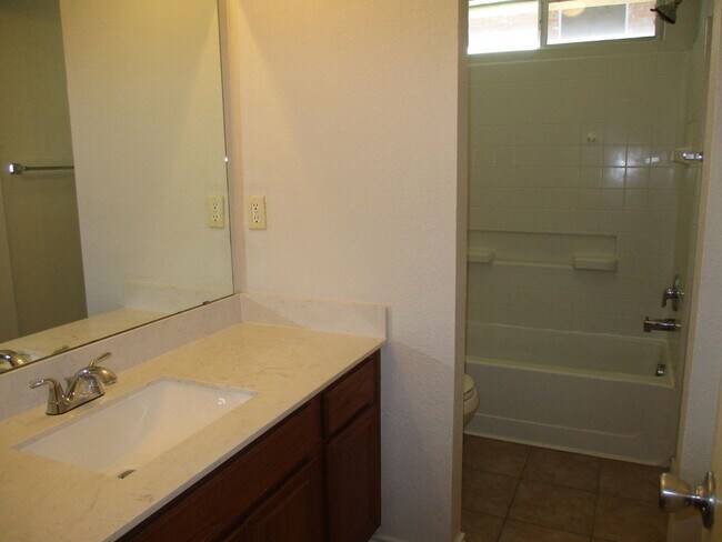 Building Photo - $1895  3 Bed/2 Bath/2 Garage  Ready for Move-in Home in Mustang Creek