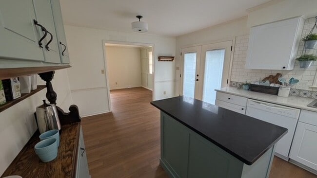 Building Photo - Lindley Park Rental!