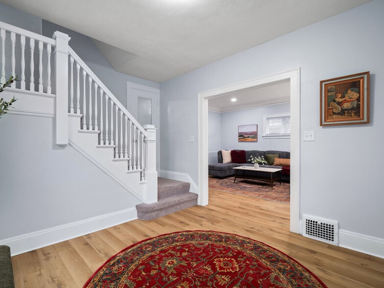 Building Photo - 2010 Chesterland Ave