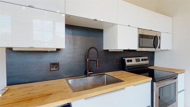 Building Photo - 305 W 27th St