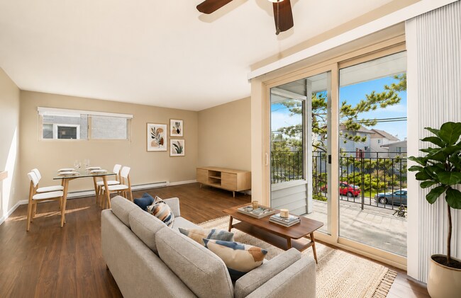 Building Photo - North Beacon Hill 1 Bedroom Apartment for Rent | Beacon Hill Light Rail Access, Balcony, Hardwood...