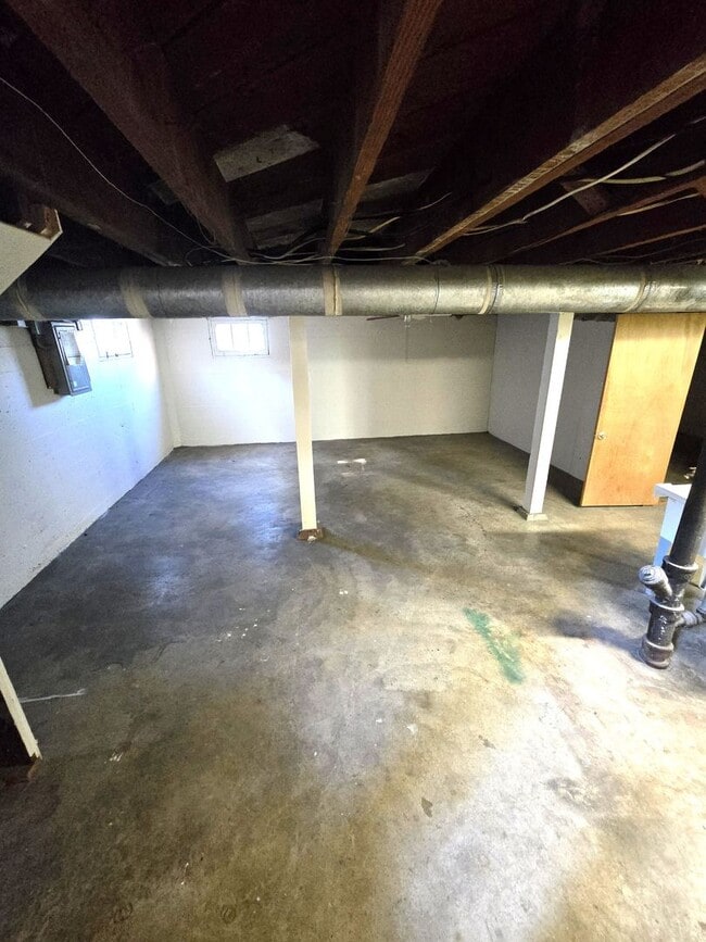 Building Photo - Great Location!  Updated, Two Car garage, Fenced Backyard !