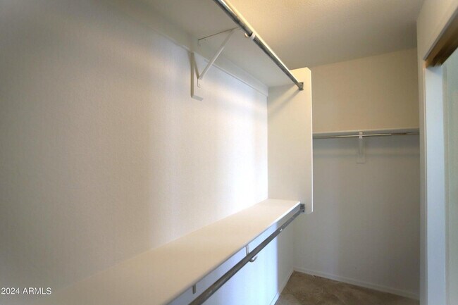 Building Photo - 1130 W Raven Dr