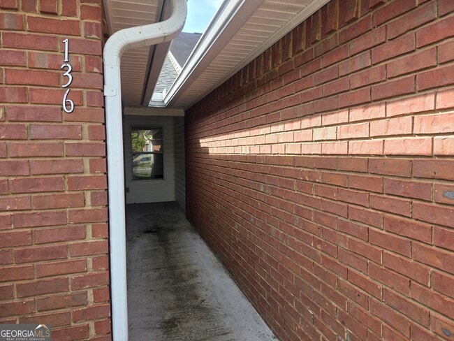 Building Photo - 136 Towne Pk E Dr