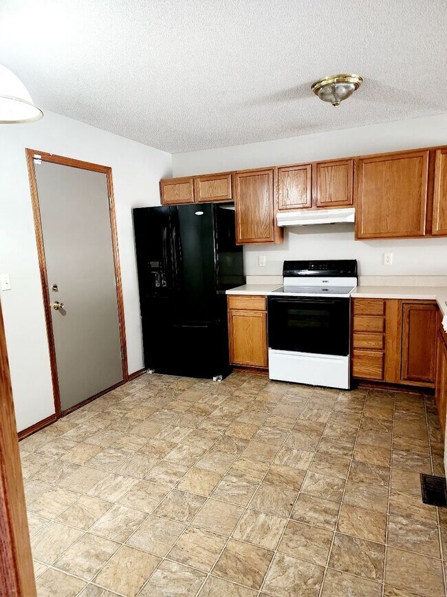 Building Photo - West Side Duplex - $300 off 1st Month !!