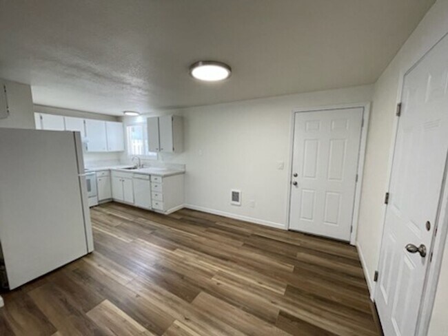 Building Photo - Newly Remodeled 3 Bedroom 1 Bathroom Ranch...