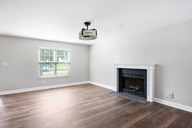 Building Photo - WOODLAKE