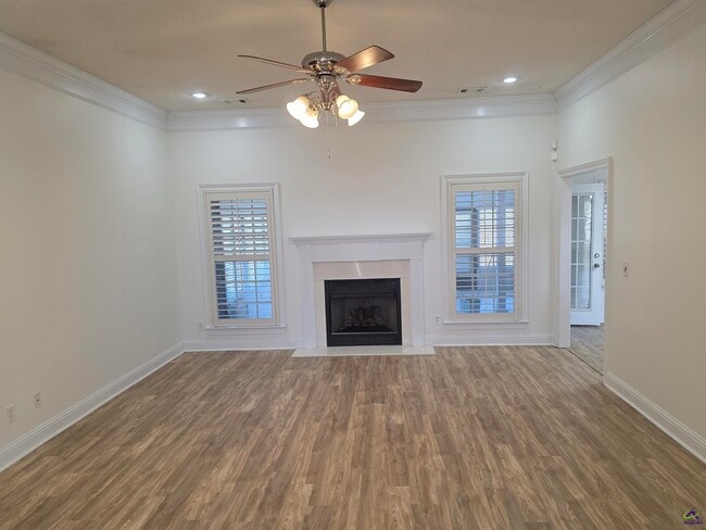 Building Photo - 604 Twelve Oaks Dr