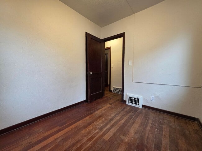 Building Photo - Charming 2 Bedroom 1 Bath Single Family Home-Available Now!