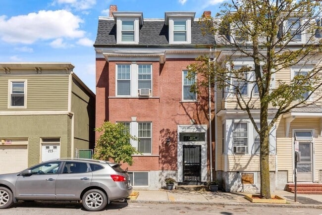 Building Photo - 166 Brooks St