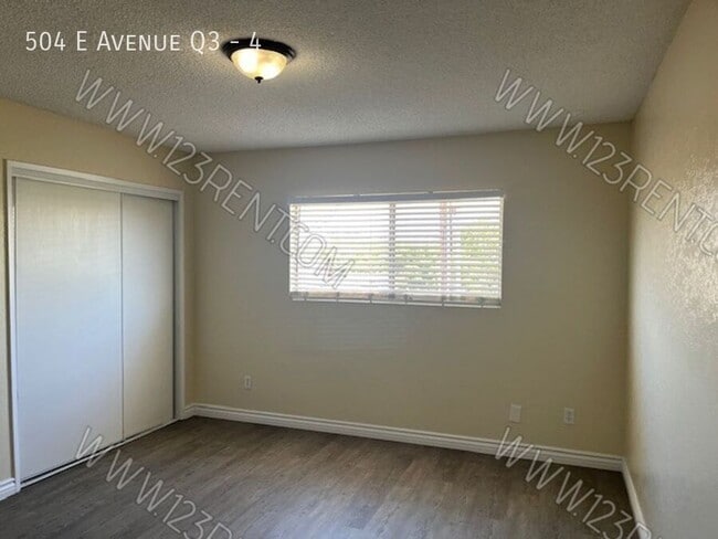 Building Photo - 504 E Ave Q3