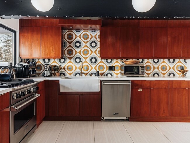 Building Photo - *Furnished 2 Bedroom 2 Bath Home in Big Be...