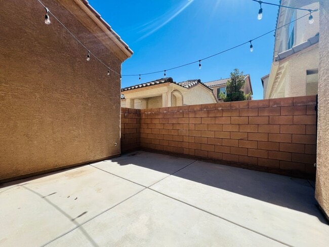 Building Photo - Blue Diamond & Durango 2-story, 3 Bedroom + Den SW home ready for immediate move in!