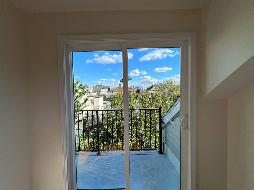 Building Photo - 409 41st St