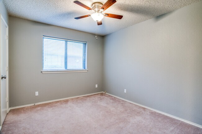 Building Photo - 1511 Quail Run Dr