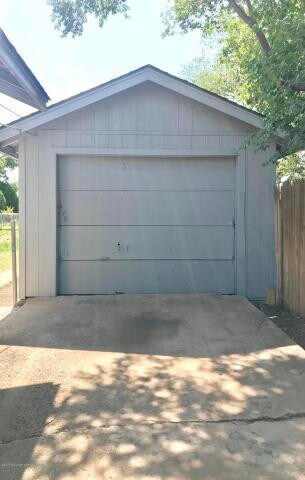 Building Photo - BIVINS ADORABLE 2BEDROOM 1BATH 1CAR GARAGE