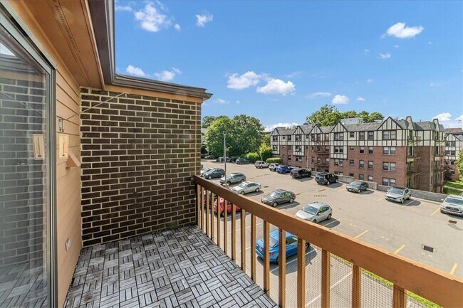 Building Photo - 15 Greenridge Ave