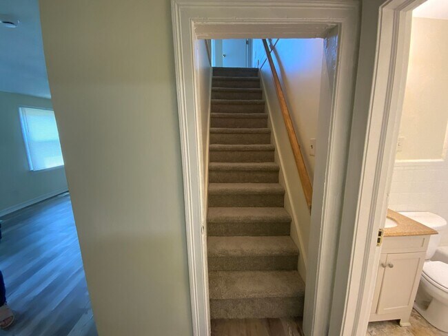 Building Photo - Charming 4 bd, 2 bth with 2 room Master Suite