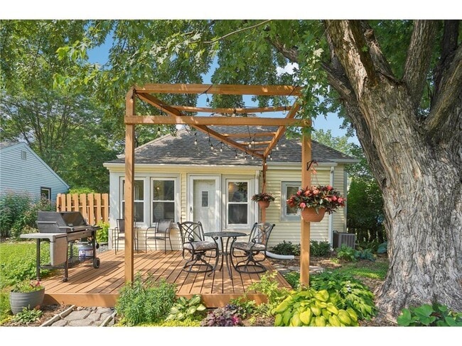 Building Photo - 209 8th Ave N
