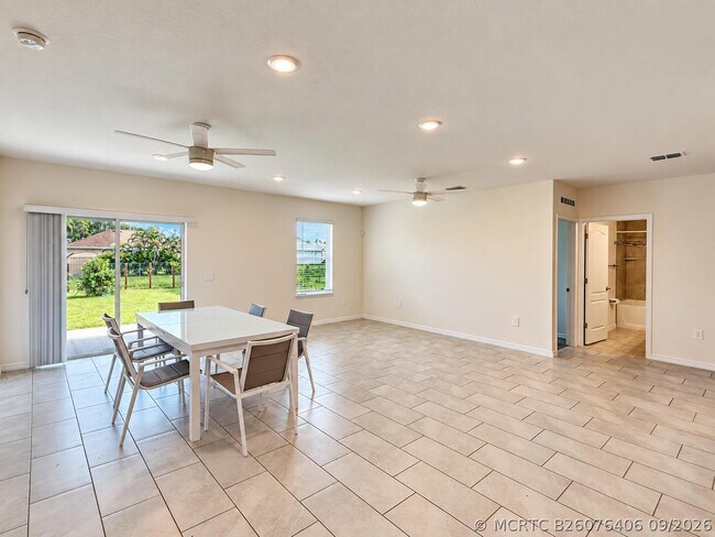 Building Photo - 1025 SW Sarto Ln
