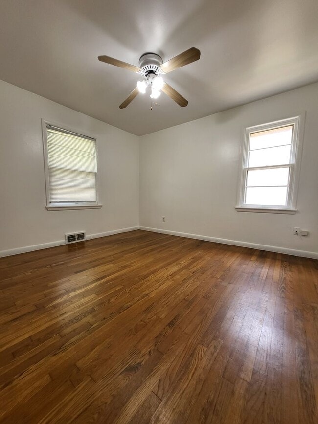 Building Photo - PRELEASING for Aug 7th! (3-4) Bedroom/(2) Bath Close to Campus!