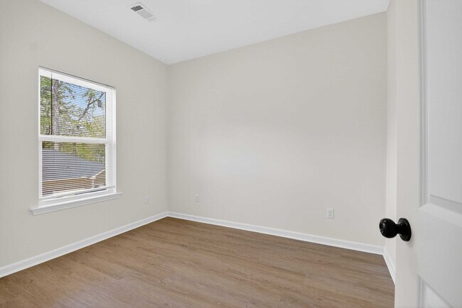 Building Photo - 2015-2017 Scotty Ct