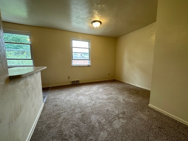 Building Photo - Enticing 2BR Townhouse with Central A/C an...