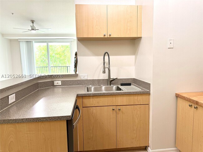Building Photo - 1020 Villa Cir