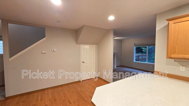 Building Photo - 1010 NW Poppy Ct