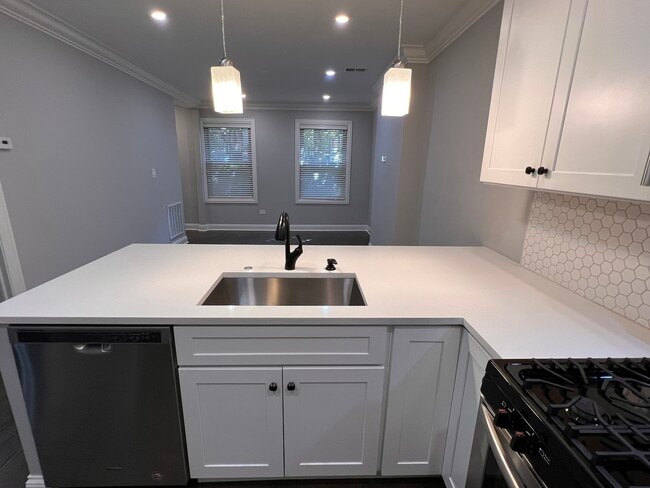 Building Photo - 220 S Hamilton Ave