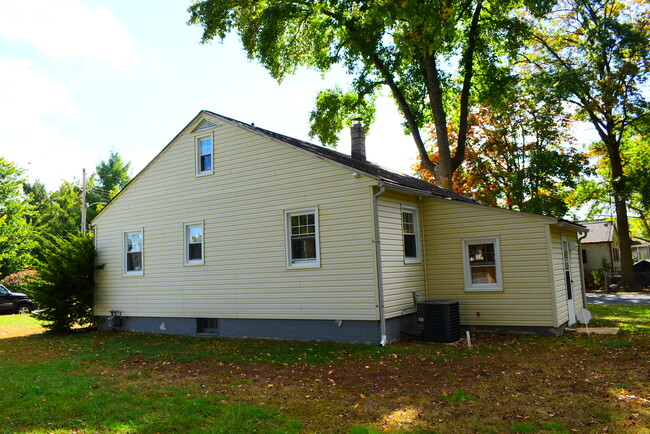 Building Photo - 338 S Parke St