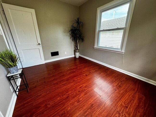 Building Photo - 3 bed, 1 bath home for rent in Waterloo