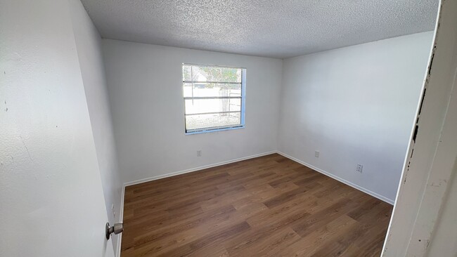 Building Photo - Newly renovated 3 bedroom, 2 bathroom, 2 c...