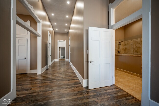 Building Photo - 12 E Washington St