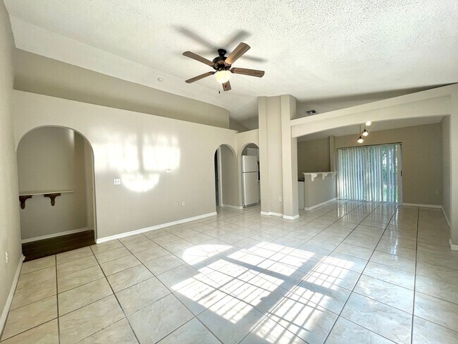 Building Photo - Charming 3-bed, 2-bath in Convenient Location