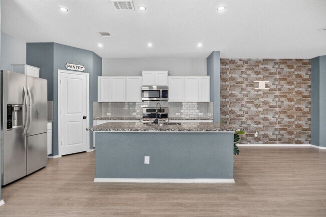 Building Photo - 10331 Barbeque Bay